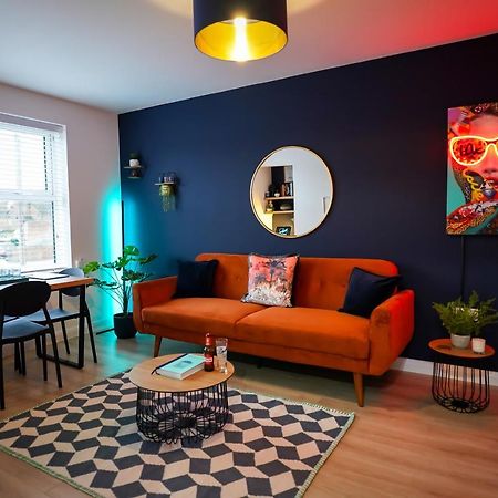 Neon Road At Park House Peterborough City Centre Apartment Ngoại thất bức ảnh