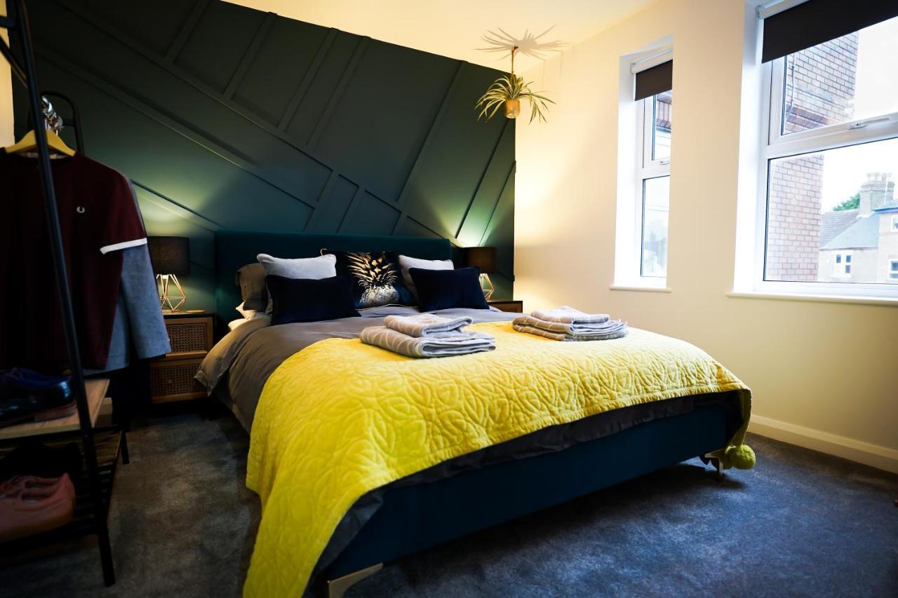 Neon Road At Park House Peterborough City Centre Apartment Ngoại thất bức ảnh