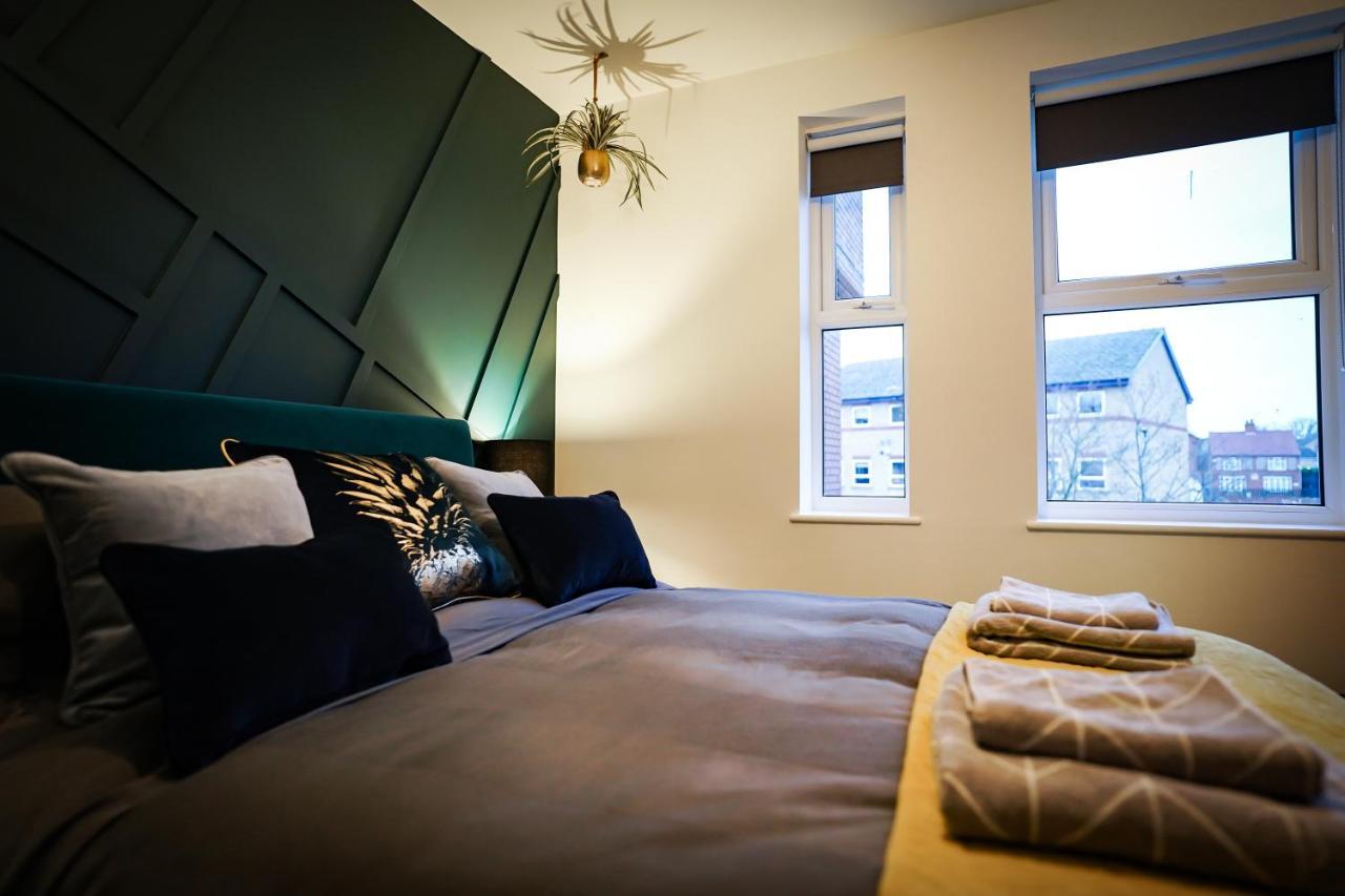Neon Road At Park House Peterborough City Centre Apartment Ngoại thất bức ảnh
