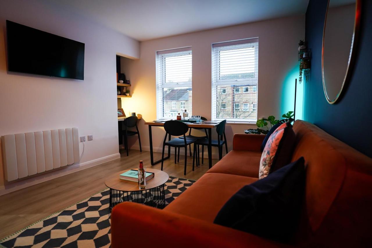 Neon Road At Park House Peterborough City Centre Apartment Ngoại thất bức ảnh