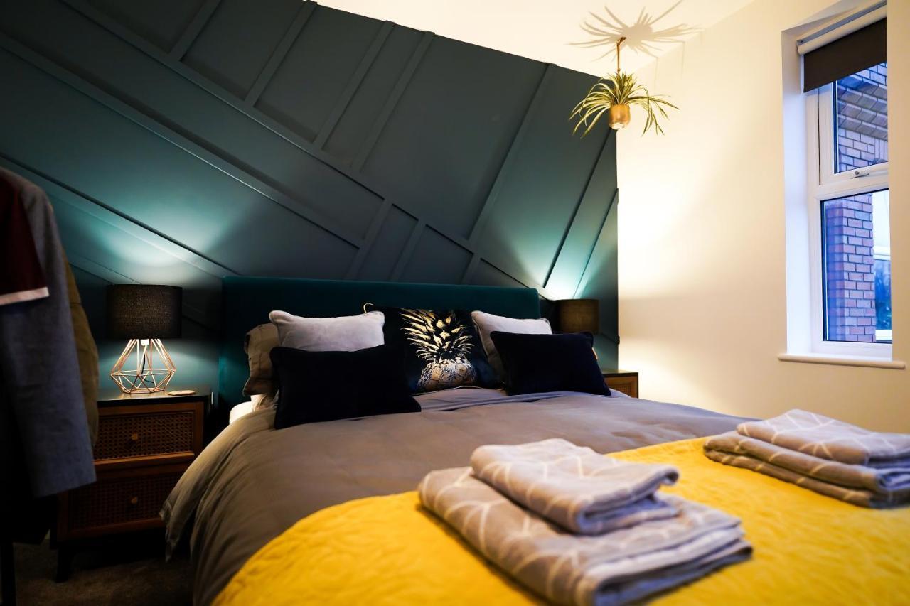 Neon Road At Park House Peterborough City Centre Apartment Ngoại thất bức ảnh