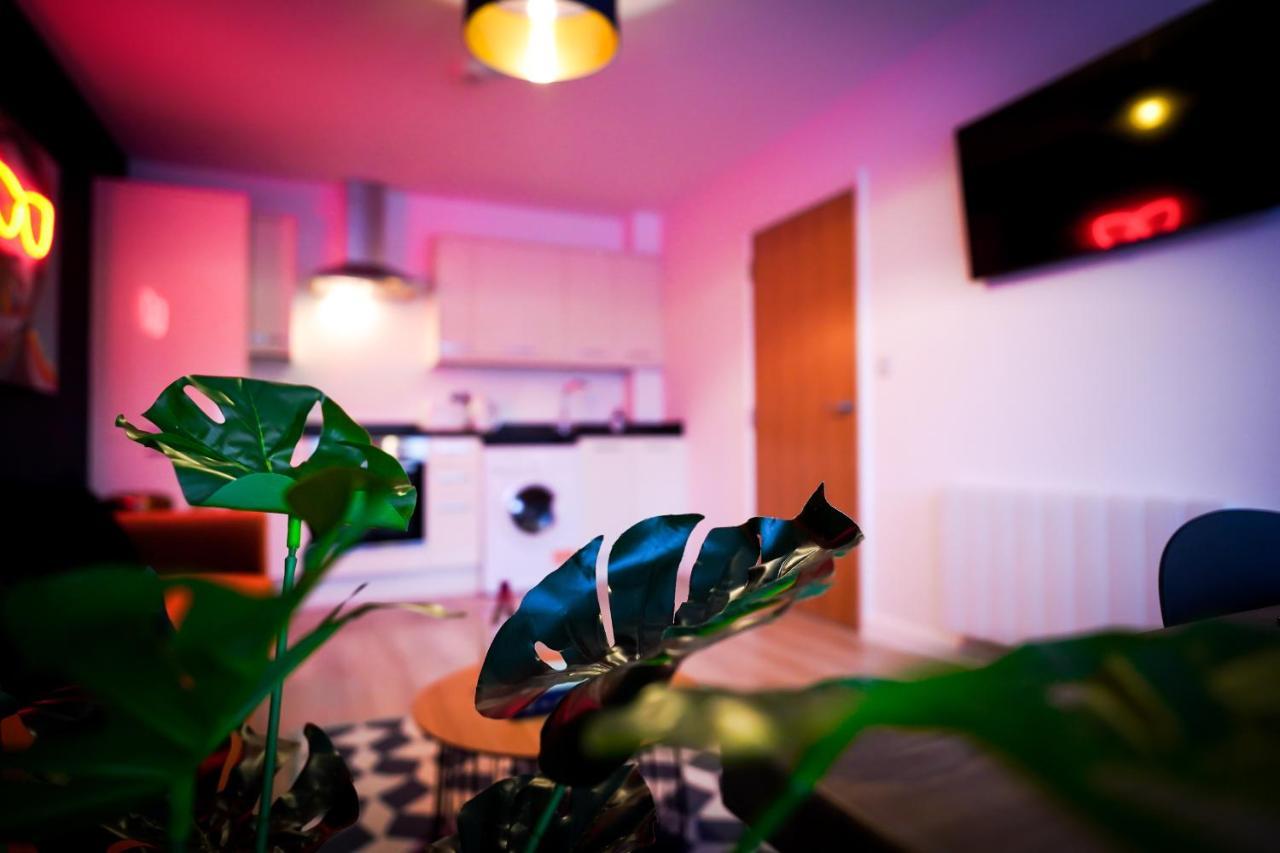 Neon Road At Park House Peterborough City Centre Apartment Ngoại thất bức ảnh
