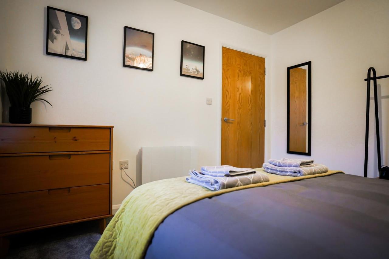 Neon Road At Park House Peterborough City Centre Apartment Ngoại thất bức ảnh