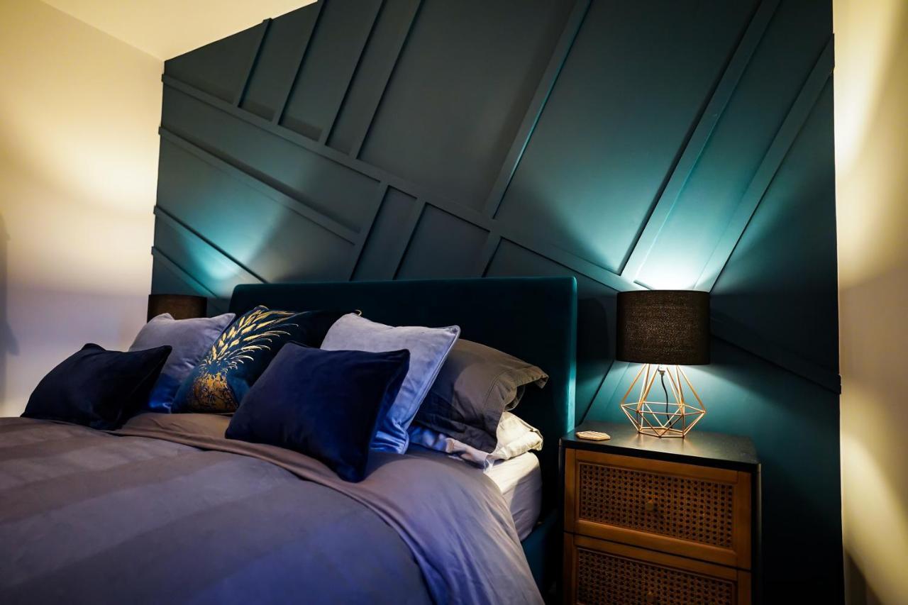 Neon Road At Park House Peterborough City Centre Apartment Ngoại thất bức ảnh