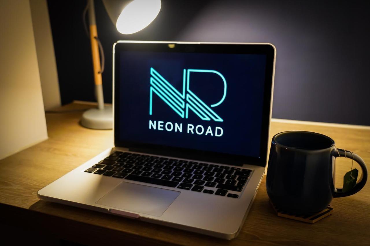 Neon Road At Park House Peterborough City Centre Apartment Ngoại thất bức ảnh