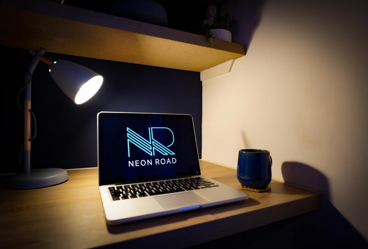 Neon Road At Park House Peterborough City Centre Apartment Ngoại thất bức ảnh