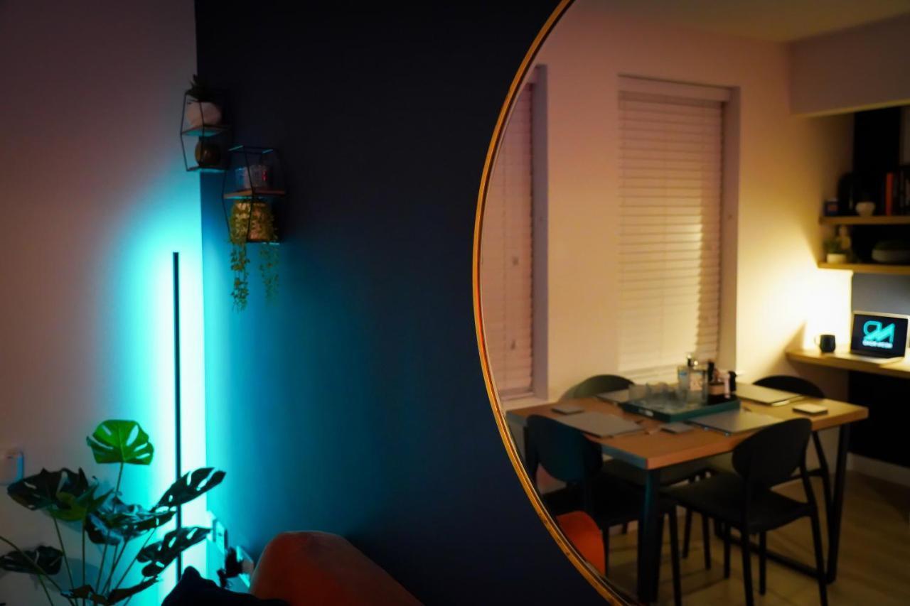 Neon Road At Park House Peterborough City Centre Apartment Ngoại thất bức ảnh