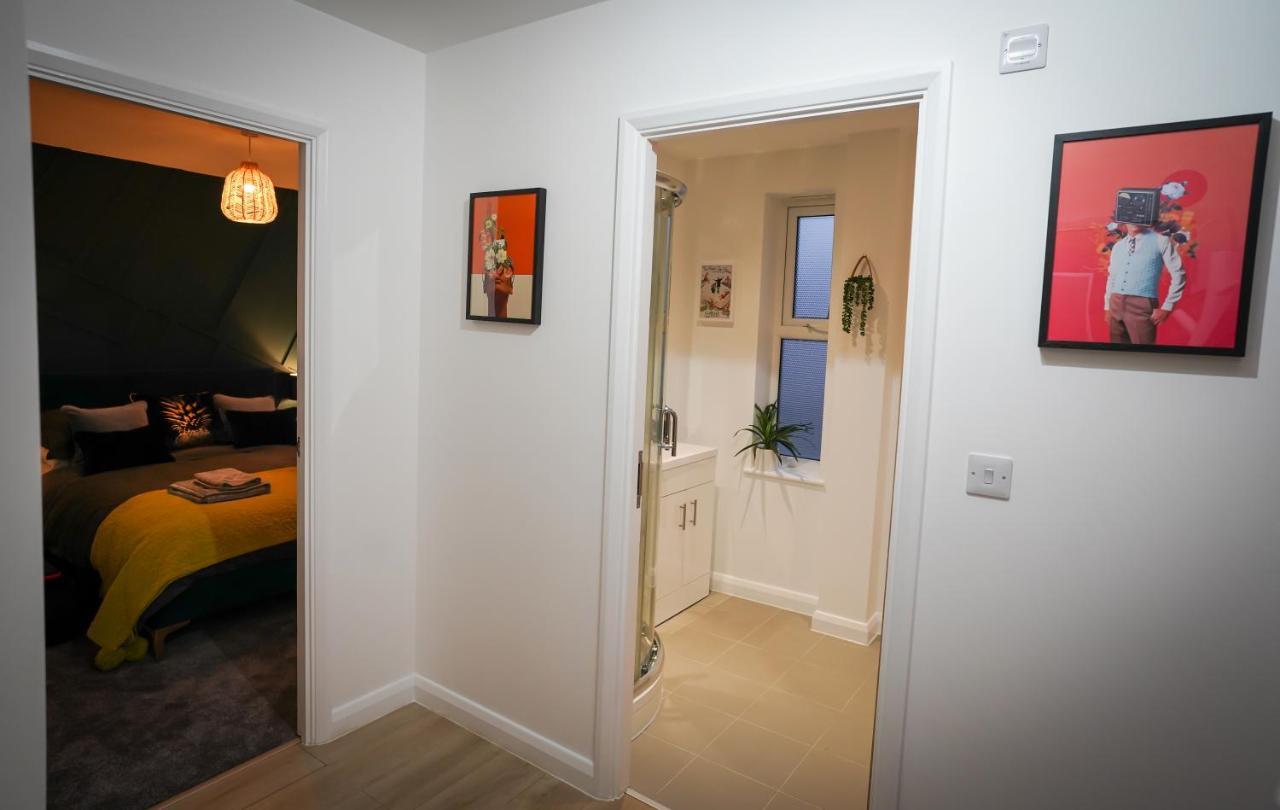 Neon Road At Park House Peterborough City Centre Apartment Ngoại thất bức ảnh
