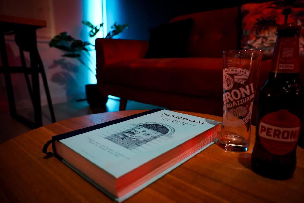 Neon Road At Park House Peterborough City Centre Apartment Ngoại thất bức ảnh
