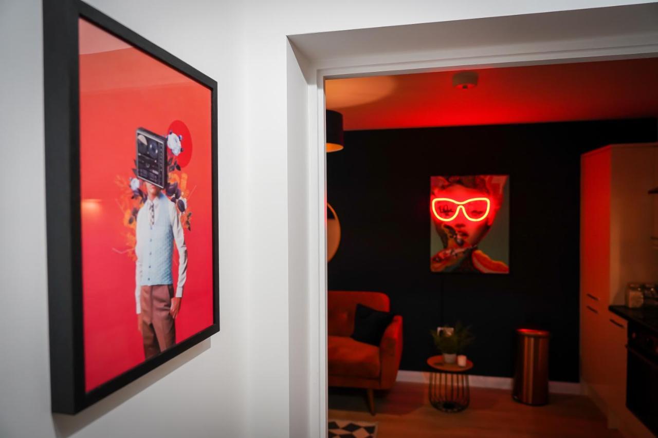 Neon Road At Park House Peterborough City Centre Apartment Ngoại thất bức ảnh