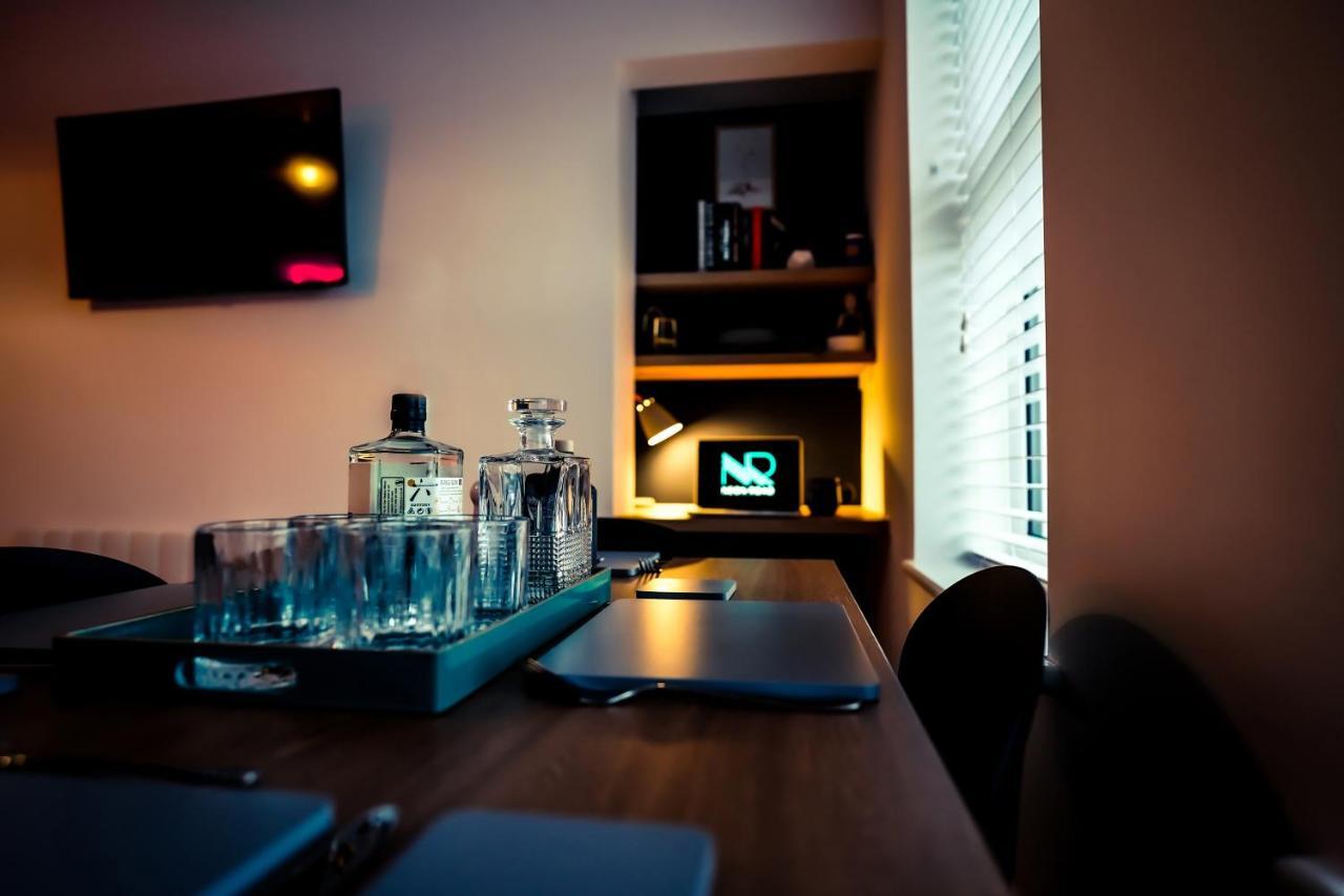 Neon Road At Park House Peterborough City Centre Apartment Ngoại thất bức ảnh