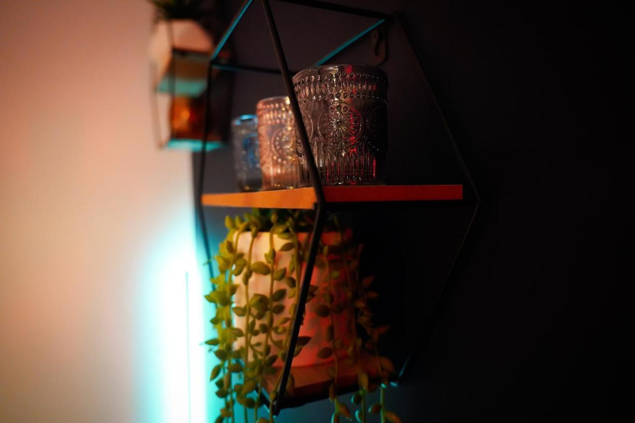 Neon Road At Park House Peterborough City Centre Apartment Ngoại thất bức ảnh