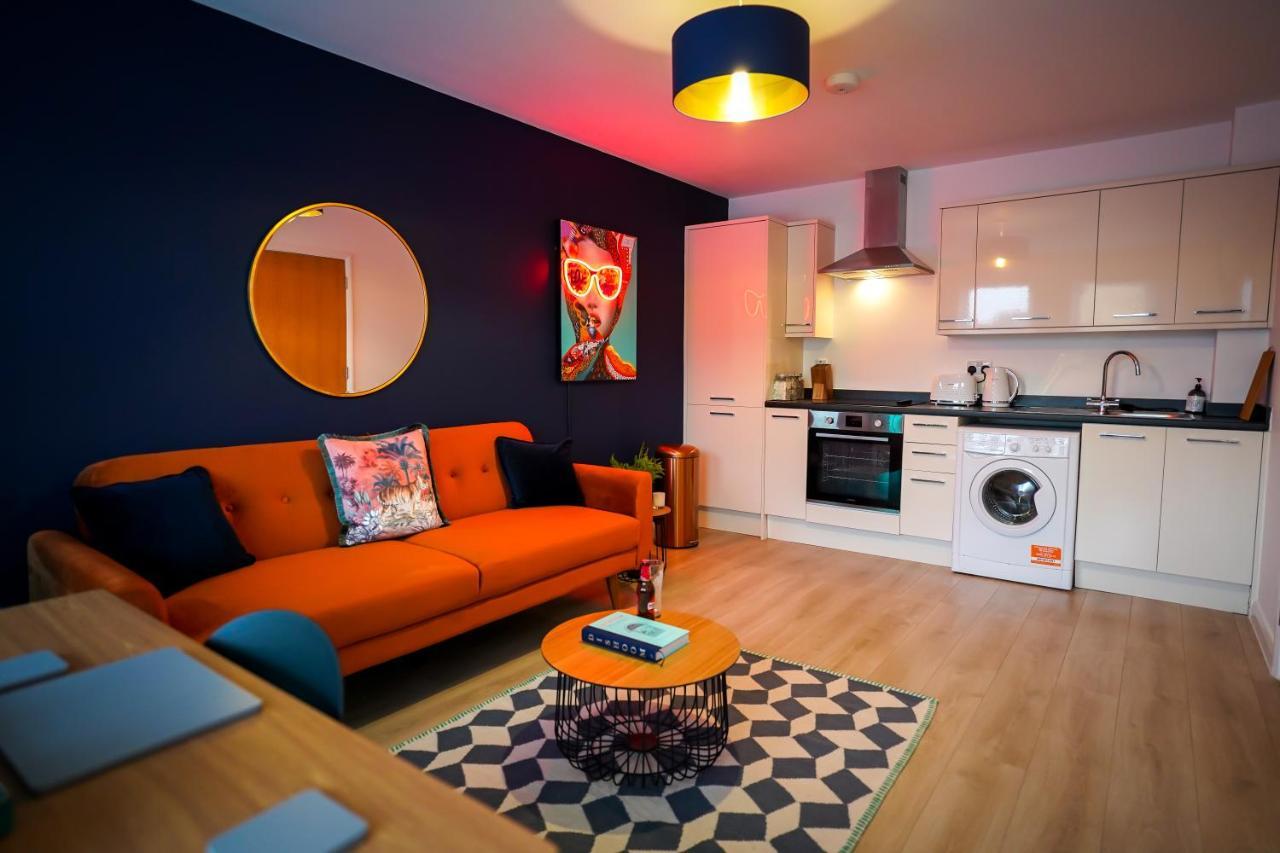 Neon Road At Park House Peterborough City Centre Apartment Ngoại thất bức ảnh