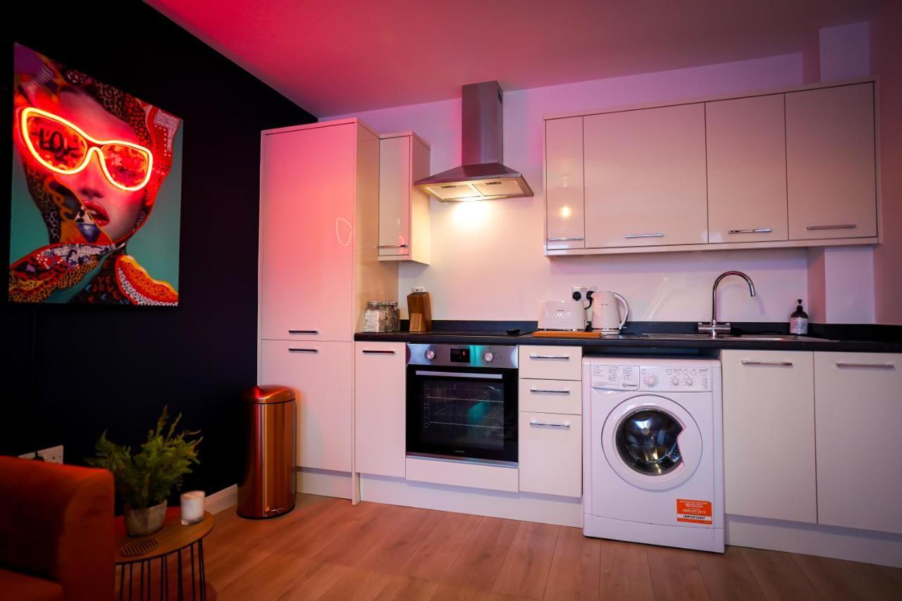 Neon Road At Park House Peterborough City Centre Apartment Ngoại thất bức ảnh