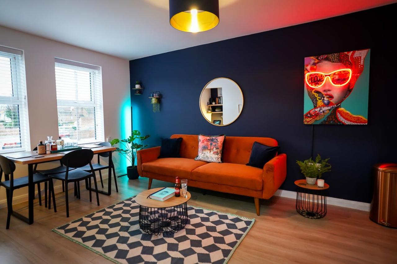 Neon Road At Park House Peterborough City Centre Apartment Ngoại thất bức ảnh