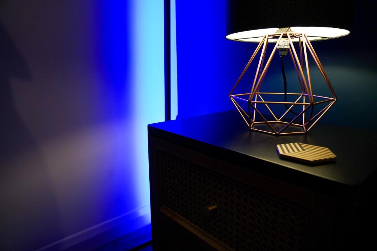Neon Road At Park House Peterborough City Centre Apartment Ngoại thất bức ảnh