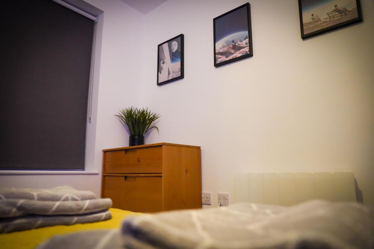 Neon Road At Park House Peterborough City Centre Apartment Ngoại thất bức ảnh