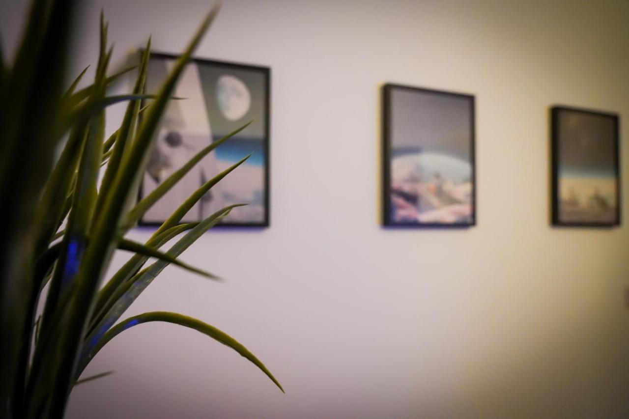 Neon Road At Park House Peterborough City Centre Apartment Ngoại thất bức ảnh
