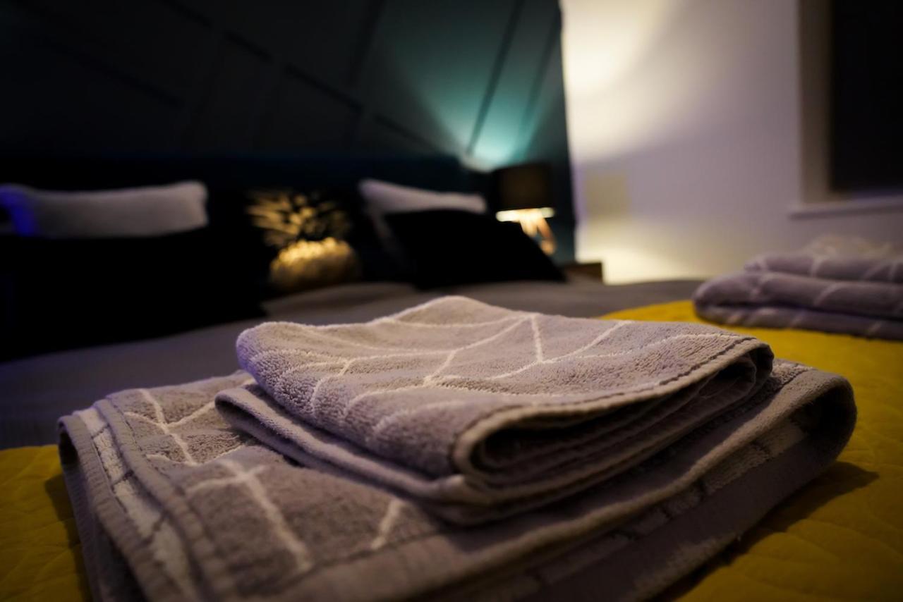 Neon Road At Park House Peterborough City Centre Apartment Ngoại thất bức ảnh