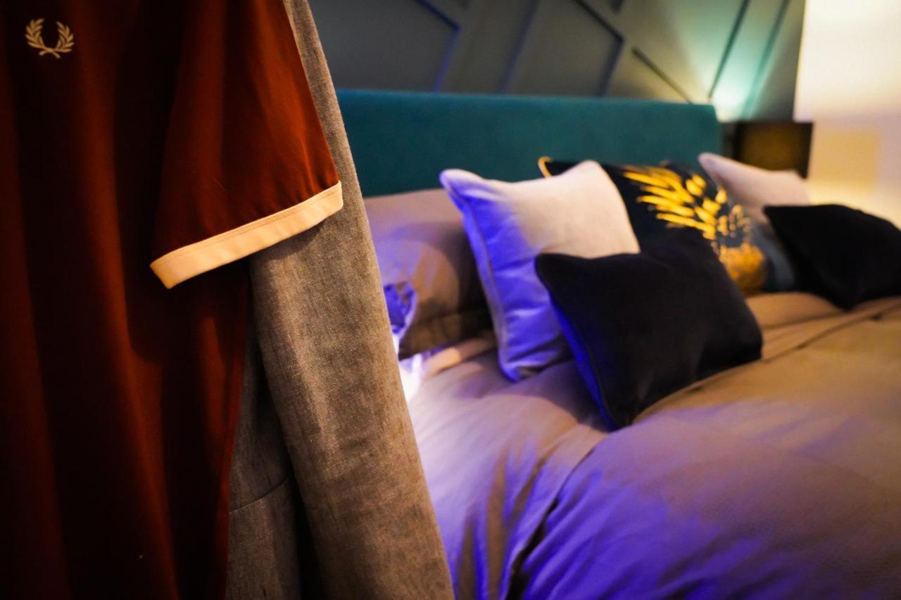 Neon Road At Park House Peterborough City Centre Apartment Ngoại thất bức ảnh