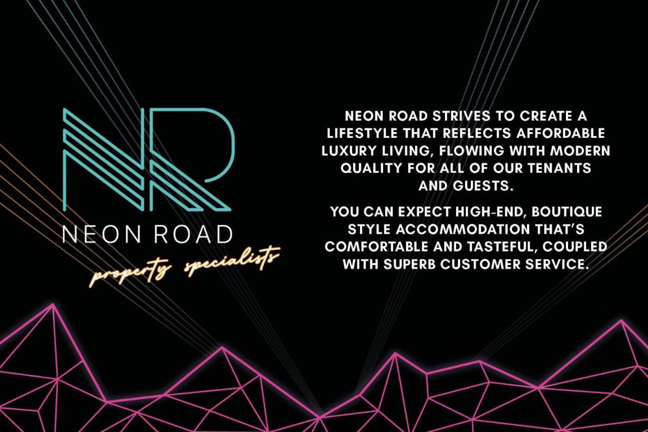 Neon Road At Park House Peterborough City Centre Apartment Ngoại thất bức ảnh